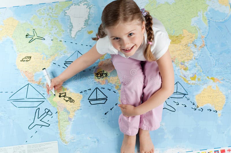 Dievčatko plánovanie cestovať po celom svete.