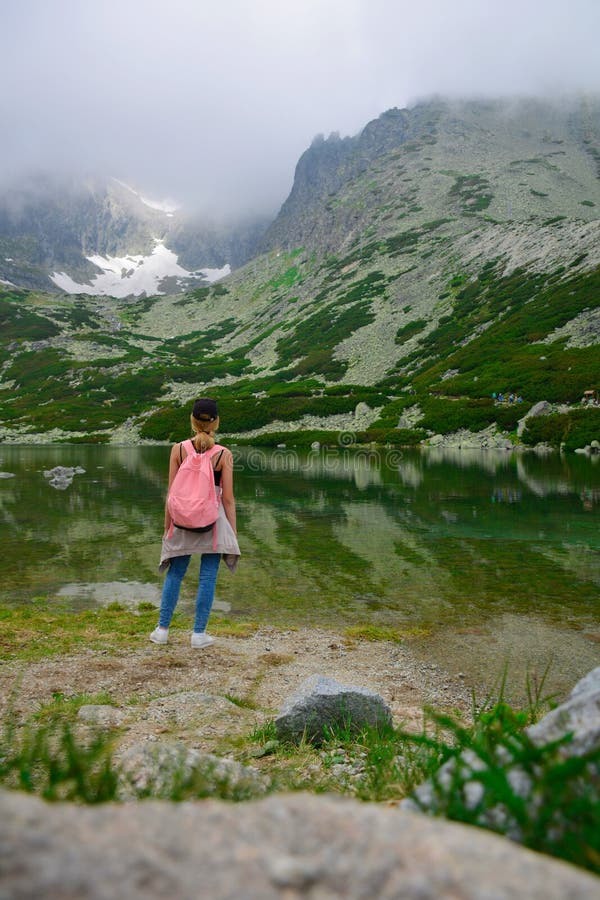 Cestování po Slovensku. Dospívající dívka turistické při pohledu na nádherné horské jezero pohled zezadu