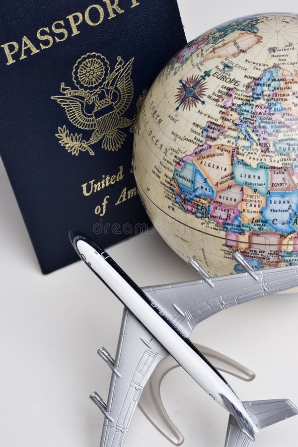 Ancora la vita di un globo terrestre, passaporto e modello di aereo di linea che rappresenta il viaggio.