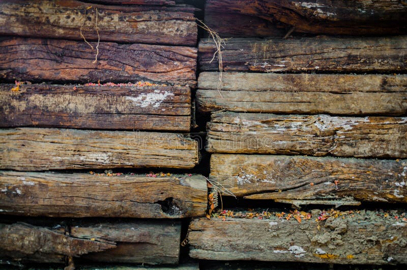 Traverses de chemin de fer de plan rapproché sur des palettes dehors images stock Traverses de chemin de fer de plan rapproché sur des palettes dehors images stock