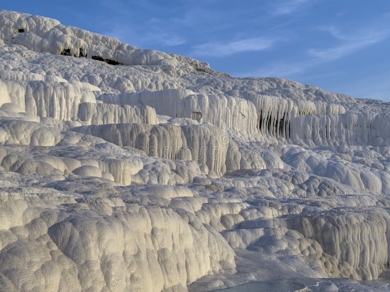 Traversine uniche e meravigliose vedute di pamukkale. Regione turistica con le sue linee tranviarie naturali e splendide vedute di pamukkale