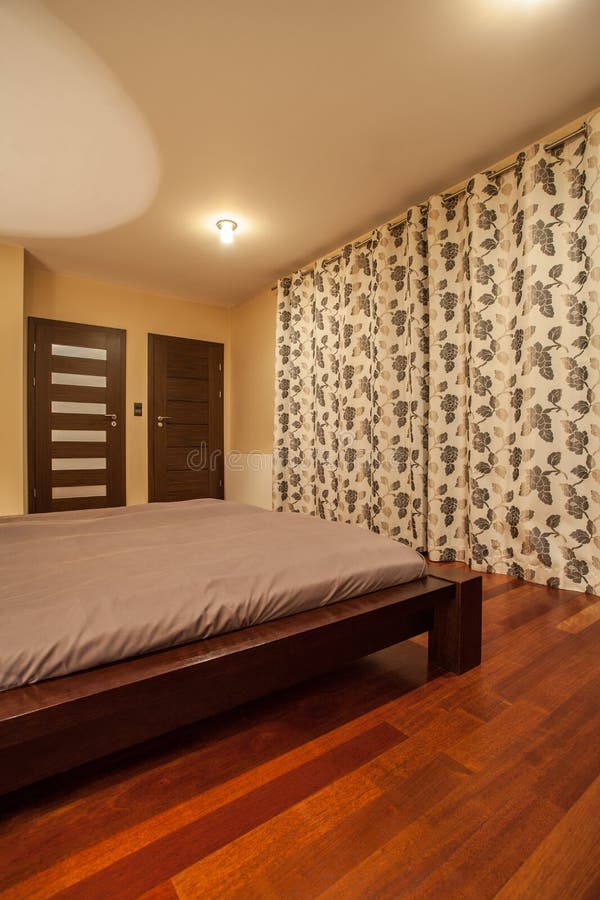 Stilvolles Schlafzimmer In Der Modernen Art Mit Holzbalken Stockbild