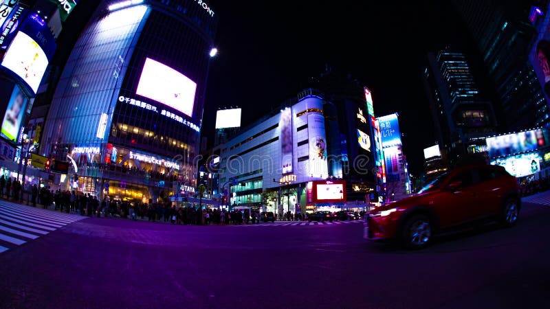Traves?a del lapso de la noche en la ciudad de ne?n en la inclinaci?n tirada amplia de Shibuya Tokio