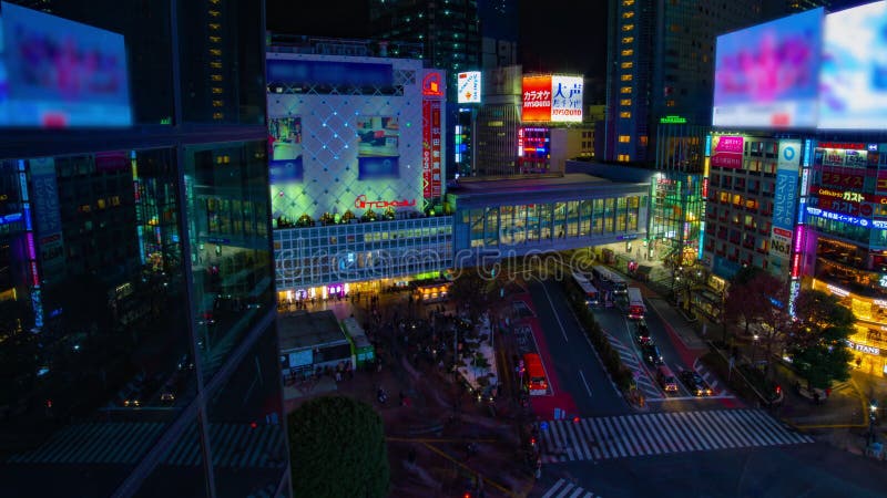 Traves?a del timelapse de la noche en la ciudad de ne?n en enfoque ancho del alto ?ngulo de Shibuya Tokio