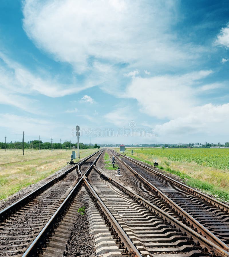 Travesía del ferrocarril debajo del cielo nublado fotos de archivo libres de regalías Travesía del ferrocarril debajo del cielo nublado fotos de archivo libres de regalías