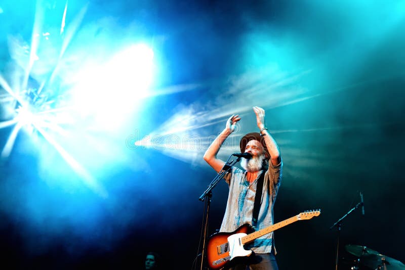 Travis (Brytyjskiej poczta alternatywny zespół rockowy) koncert przy kłamstewko festiwalem fotografia stock Travis (Brytyjskiej poczta alternatywny zespół rockowy) koncert przy kłamstewko festiwalem fotografia stock