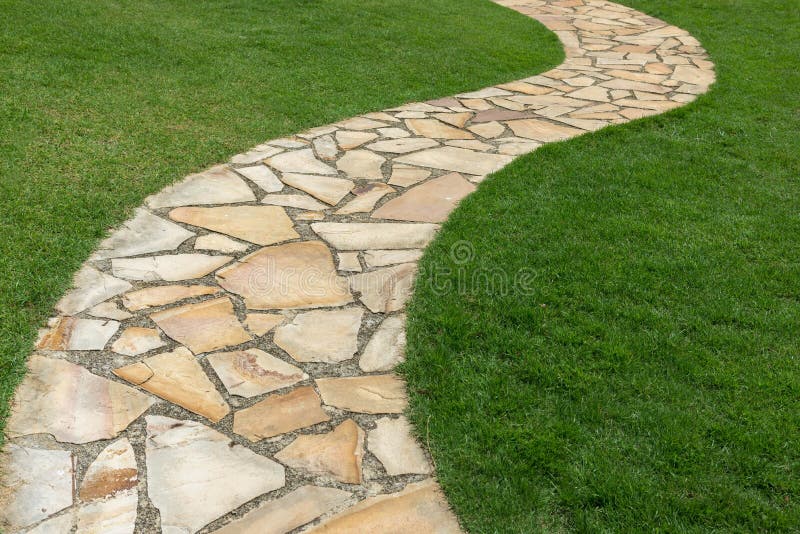 Camino De Piedra En Textura Del Jardín De La Hierba Verde Foto de