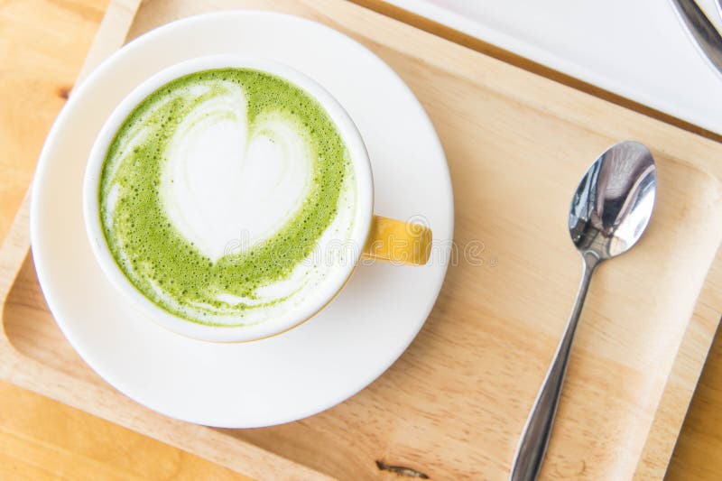 Trayez le thé vert et le café chauds et durcissez le gâteau de fraise images libres de droits Trayez le thé vert et le café chauds et durcissez le gâteau de fraise images libres de droits