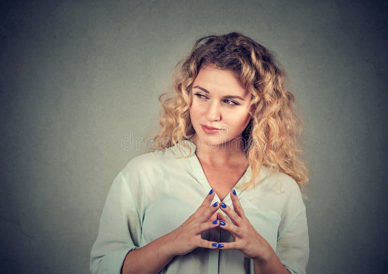Traçage sournoise, astucieuse, intrigante de jeune femme quelque chose image stock Traçage sournoise, astucieuse, intrigante de jeune femme quelque chose image stock