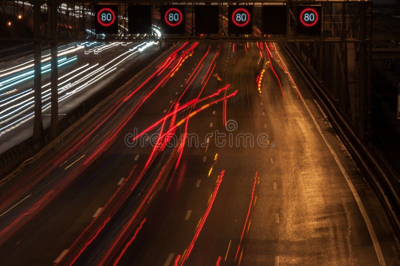 Traços claros de passar carros foto de stock Traços claros de passar carros foto de stock