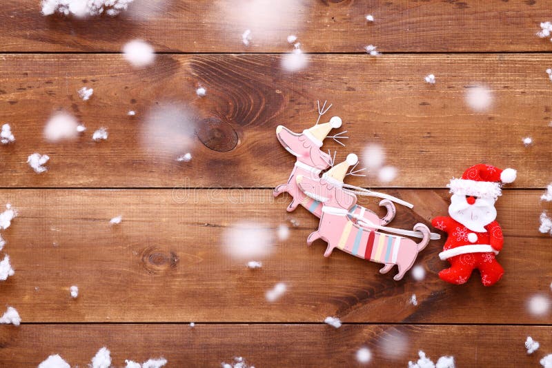 Traîneau de Noël d'équitation du père noël avec des cerfs communs sur le fond en bois brun, vente actuelle de cadeau de Noël, vue image libre de droits Traîneau de Noël d'équitation du père noël avec des cerfs communs sur le fond en bois brun, vente actuelle de cadeau de Noël, vue image libre de droits