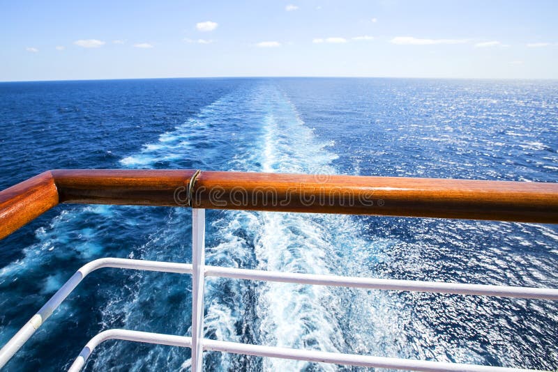 Traînez sur la surface de l'eau derrière du bateau de croisière images libres de droits Traînez sur la surface de l'eau derrière du bateau de croisière images libres de droits