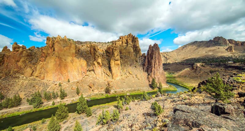 Traînée de rivière chez Smith Rocks State Park, un secteur populaire d'escalade en Orégon central près de Terrebonne photographie stock Traînée de rivière chez Smith Rocks State Park, un secteur populaire d'escalade en Orégon central près de Terrebonne photographie stock