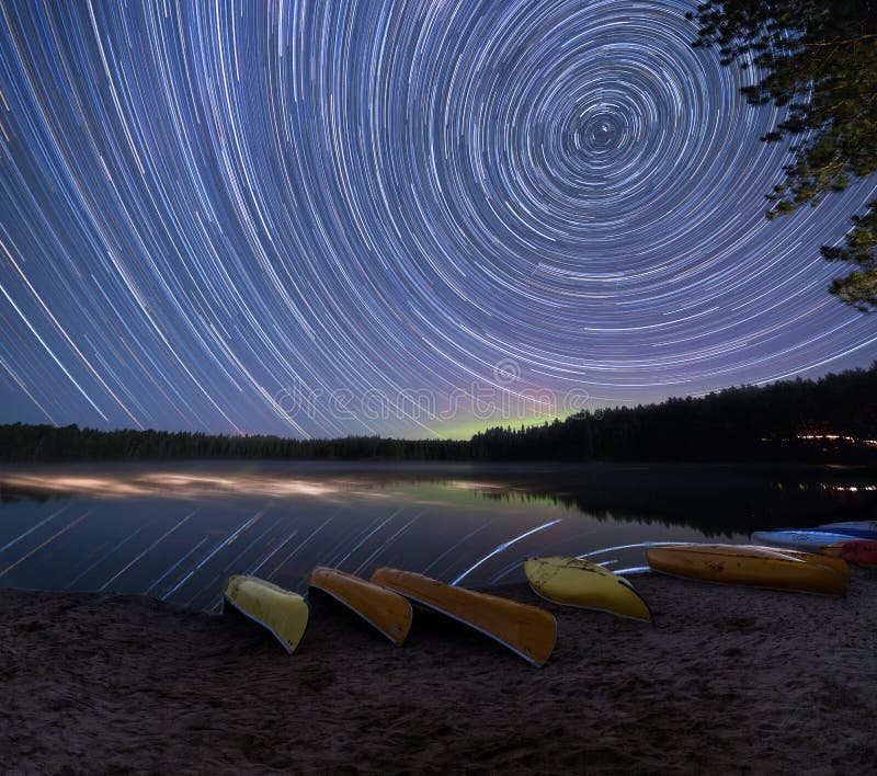 Traînées d'étoile avec Aurora Borealis photos libres de droits Traînées d'étoile avec Aurora Borealis photos libres de droits