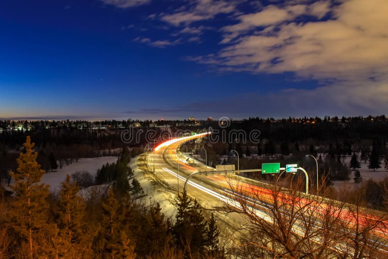 Traînées de lumière de véhicule à Edmonton photographie stock libre de droits Traînées de lumière de véhicule à Edmonton photographie stock libre de droits
