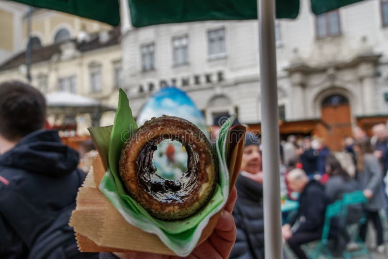 Trdelnik o postre dulce de la torta del escupitajo según lo servido en un mercado de la comida del aire abierto en Viena, Austria imagenes de archivo Trdelnik o postre dulce de la torta del escupitajo según lo servido en un mercado de la comida del aire abierto en Viena, Austria imagenes de archivo