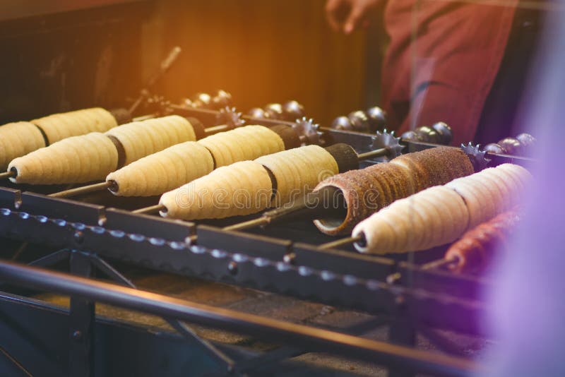 Trdelnik oder trdlo ist traditioneller tschechischer Bonbon Frauenhand halten trdlo in Prag-Straße Straßenlebensmittel lizenzfreie stockfotografie Trdelnik oder trdlo ist traditioneller tschechischer Bonbon Frauenhand halten trdlo in Prag-Straße Straßenlebensmittel lizenzfreie stockfotografie