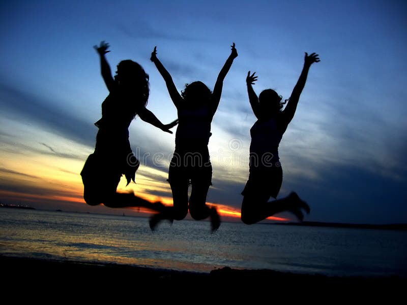 Tre amici di ragazza che celebrano gioventù fotografia stock Tre amici di ragazza che celebrano gioventù fotografia stock