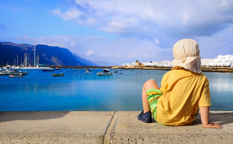 Tre anni dell'acqua di sorveglianza del ragazzo in Graciosa, Ca fotografie stock Tre anni dell'acqua di sorveglianza del ragazzo in Graciosa, Ca fotografie stock