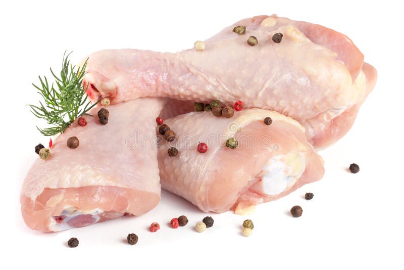 Tre bacchette di pollo crude con un ramoscello di aneto e dei granelli di pepe isolati su fondo bianco immagine stock libera da diritti Tre bacchette di pollo crude con un ramoscello di aneto e dei granelli di pepe isolati su fondo bianco immagine stock libera da diritti