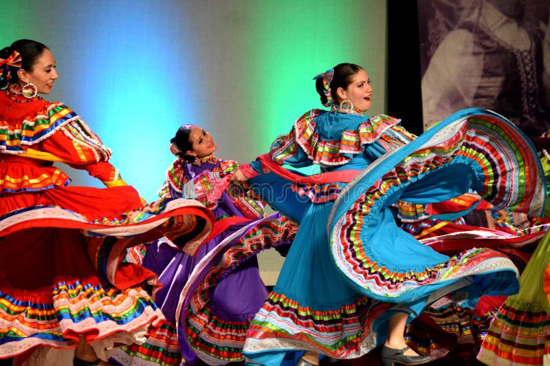 Tre ballerini messicani femminili