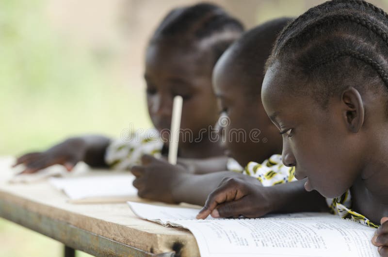 Tre bambini africani che imparano alla scuola all'aperto fotografie stock libere da diritti