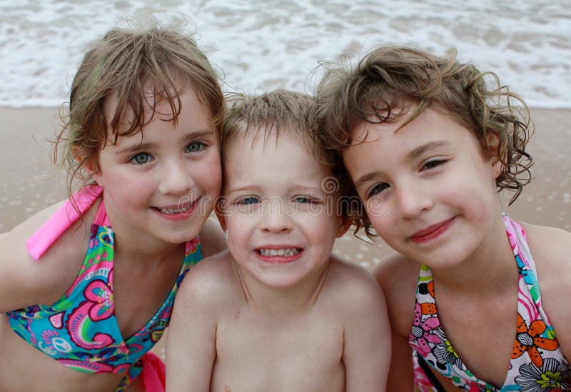 Tre bambini alla spiaggia