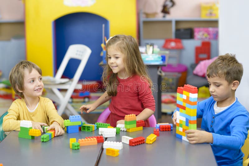 Tre bambini che giocano all'asilo fotografia stock libera da diritti Tre bambini che giocano all'asilo fotografia stock libera da diritti