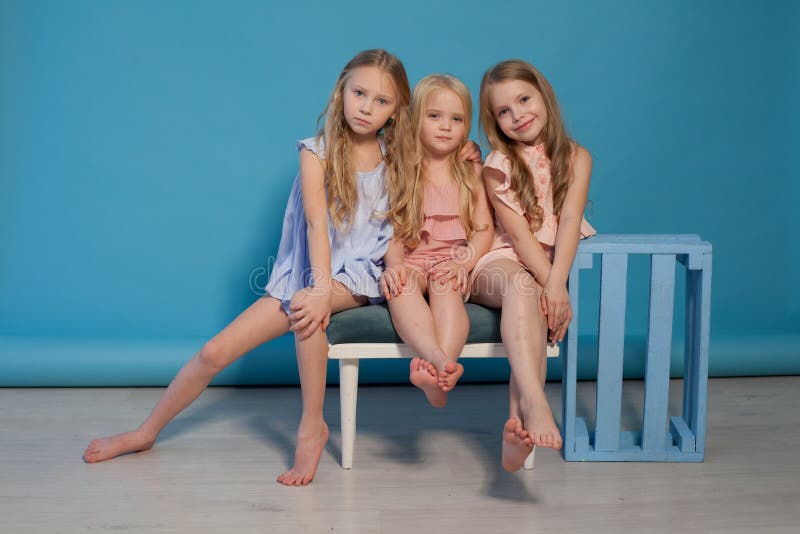 Tre bei vestiti dalle bambine adattano le sorelle del ritratto fotografie stock libere da diritti
