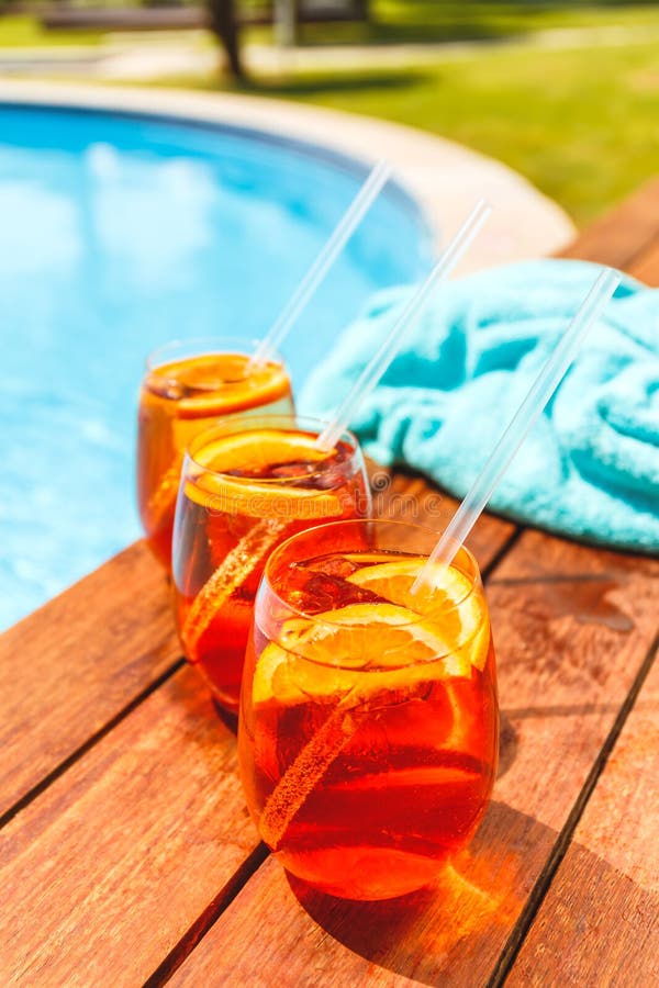 Tre Bicchieri Di Aperol Spritz E Negroni Freddi Cocktail Vicino Alla  Piscina Immagine Stock - Immagine di ricorso, festivo: 182482379