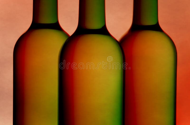 Tre bottiglie di vino fotografie stock Tre bottiglie di vino fotografie stock
