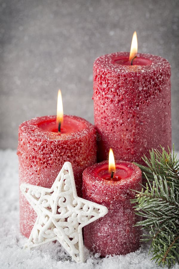 Tre Candele Rosse Su Fondo Grigio, Decorazione Di Natale Adve Fotografia  Stock - Immagine di dicembre, religione: 63146706
