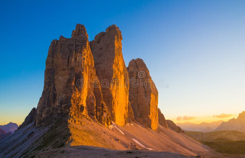Tre Cime di Lavaredo durante puesta del sol, dolomías, Italia foto de archivo Tre Cime di Lavaredo durante puesta del sol, dolomías, Italia foto de archivo