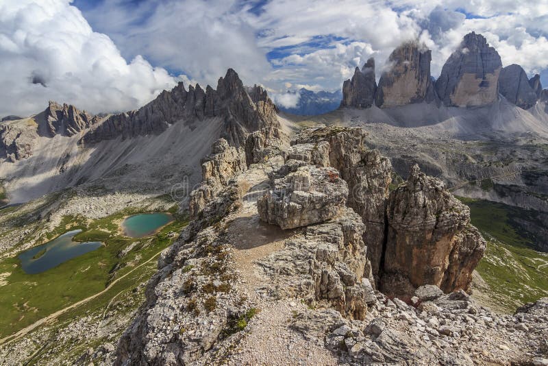 Tre Cime Di Lavaredo e Monte Paterno, dolomia, alpi dell'Italia fotografie stock Tre Cime Di Lavaredo e Monte Paterno, dolomia, alpi dell'Italia fotografie stock