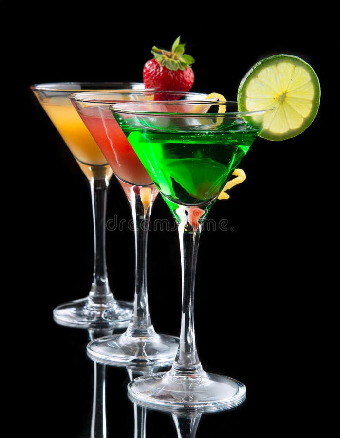 Tre cocktail cosmopoliti dei cocktail decorati con il lem dell'agrume immagini stock Tre cocktail cosmopoliti dei cocktail decorati con il lem dell'agrume immagini stock