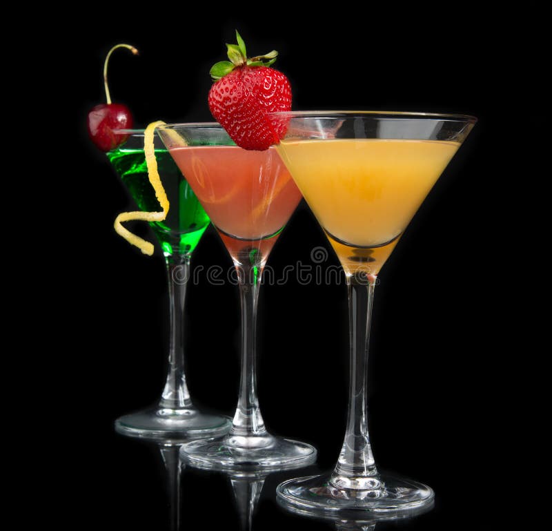 Tre cocktail cosmopoliti rossi dei cocktail immagini stock Tre cocktail cosmopoliti rossi dei cocktail immagini stock
