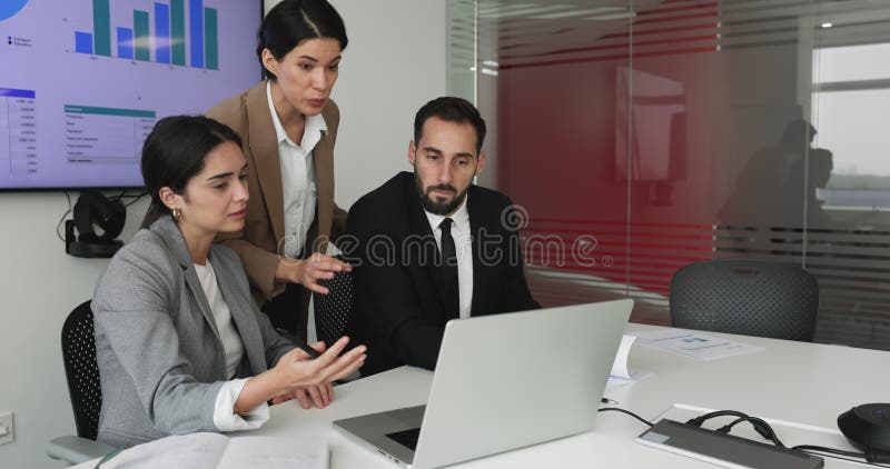 Tre colleghi hanno discusso in collaborazione usando il laptop stock footage