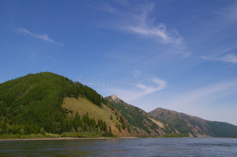 Tre colline sopra acqua immagini stock libere da diritti Tre colline sopra acqua immagini stock libere da diritti