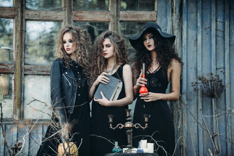 Tre donne d'annata come streghe fotografie stock libere da diritti Tre donne d'annata come streghe fotografie stock libere da diritti