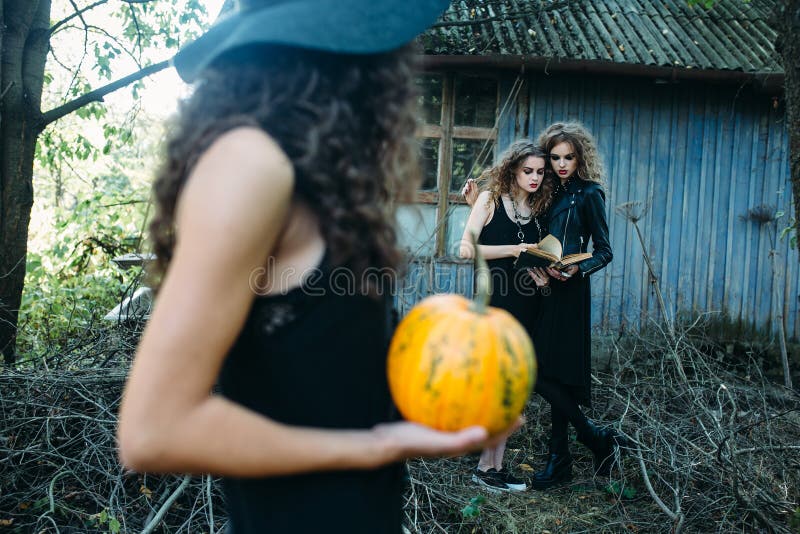Tre donne d'annata come streghe fotografia stock Tre donne d'annata come streghe fotografia stock