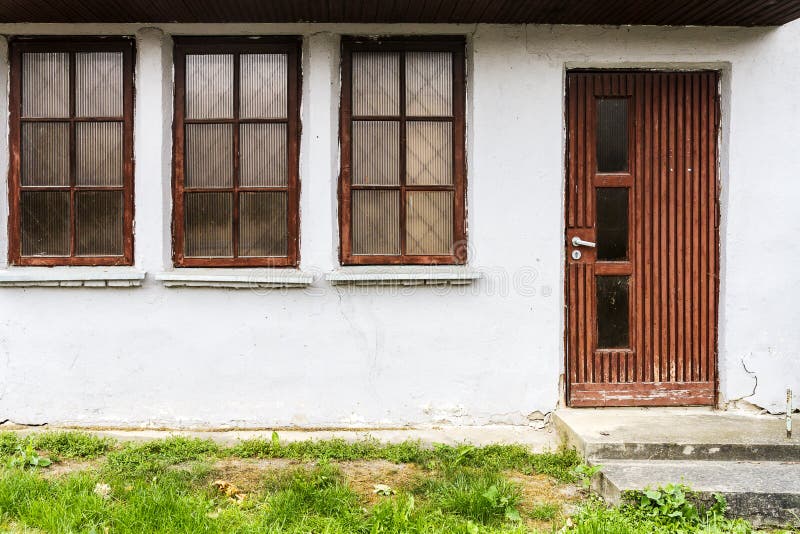 Tre finestre e una porta fotografia stock Tre finestre e una porta fotografia stock