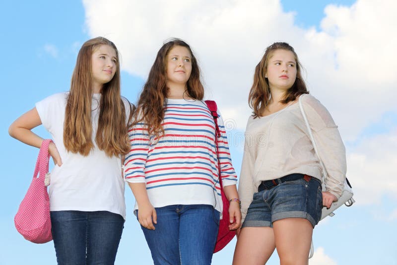 Tre flickor plattforer tillsammans arkivfoto Tre flickor plattforer tillsammans arkivfoto