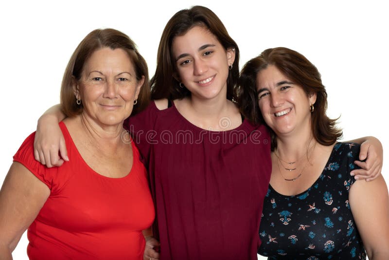 Tre generazioni di donne latine che sorridono e che abbracciano - su un fondo bianco