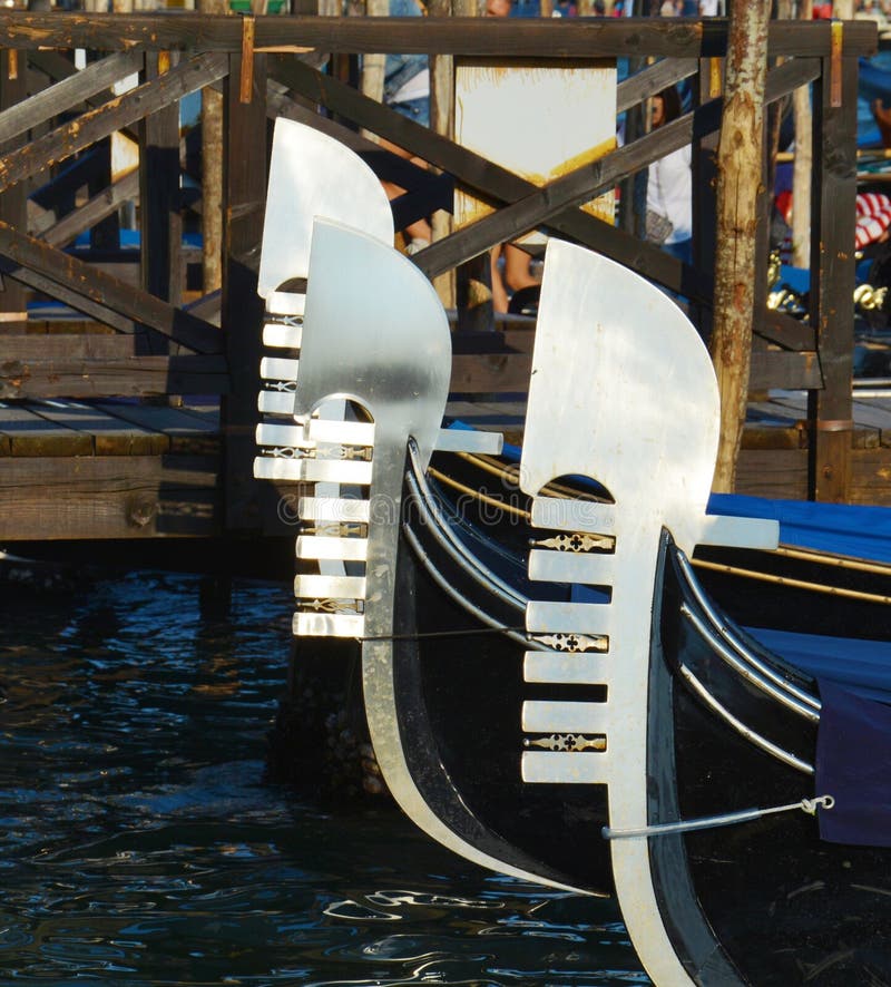 Tre gondoler som parkeras i St Mark & x27; s-fyrkant, Venedig arkivbild