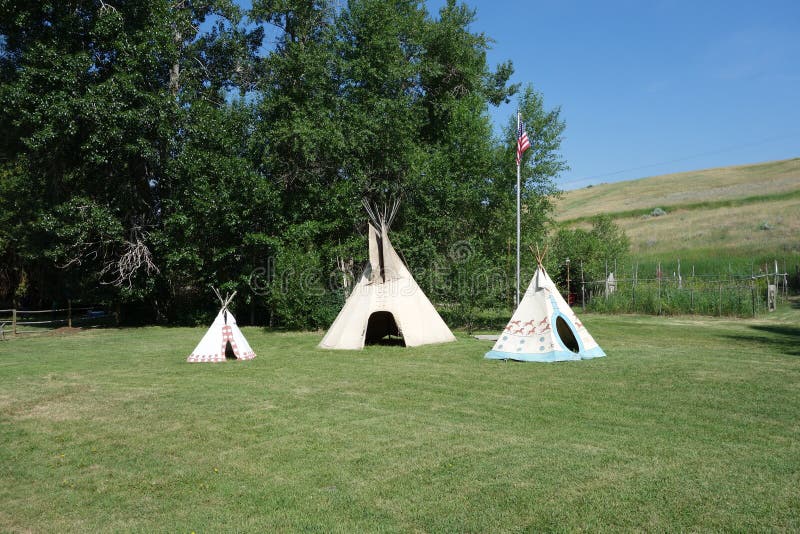 Tre indiska tipier på en gräsmatta i idaho arkivbilder Tre indiska tipier på en gräsmatta i idaho arkivbilder
