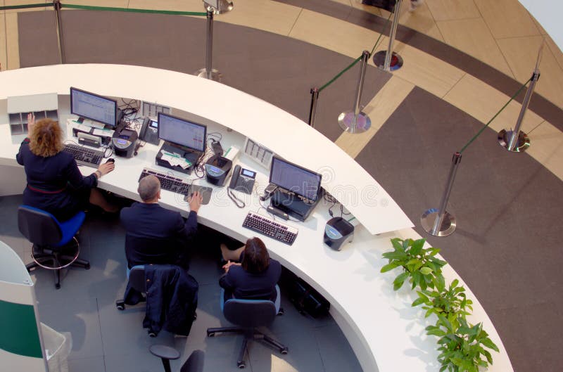 Tre kundserviceagenter som arbetar på en helpdesk royaltyfri fotografi Tre kundserviceagenter som arbetar på en helpdesk royaltyfri fotografi