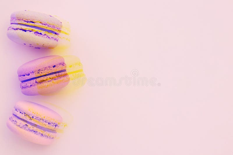 Tre makron med tekniskt feleffekt på en lägenhet lägger Colorfull Se mer i min portf? lj arkivbild