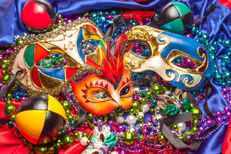 Tre Mardi Gras Masks och pärlor royaltyfri bild Tre Mardi Gras Masks och pärlor royaltyfri bild