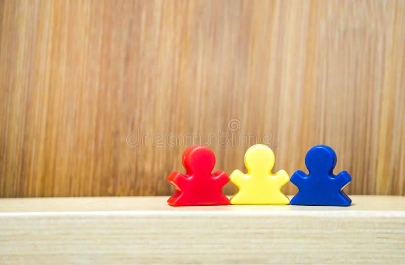 Tre meeples nel concetto del gioco della famiglia immagini stock libere da diritti Tre meeples nel concetto del gioco della famiglia immagini stock libere da diritti