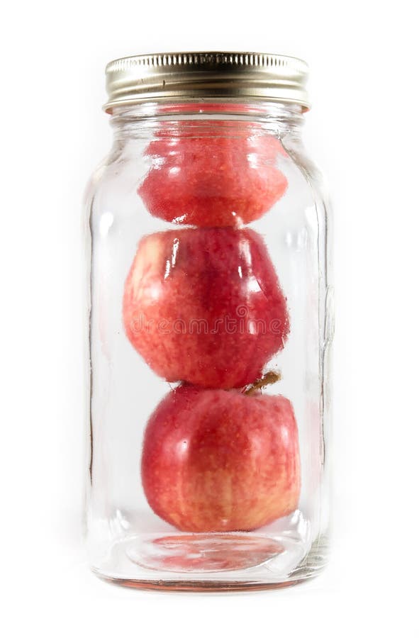 Tre mele in un vaso di muratore di vetro per inscatolare